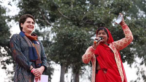 प्रियंका गांधी ने जानी महिलाओं की समस्या, आठ लाख रोजगार देने का किया वादा प्रियंका गांधी ने जानी महिलाओं की समस्या, आठ लाख रोजगार देने का किया वादा